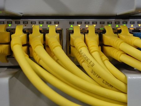 Verkabelung Anschluss Netzwerktechnik Switch Router